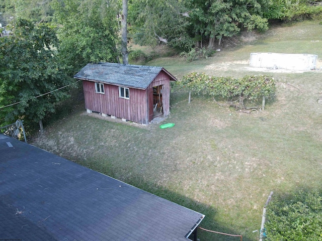 view of yard with a storage shed