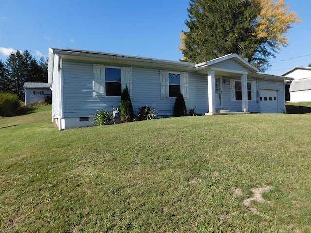 view of front of home featuring a front yard and a garage