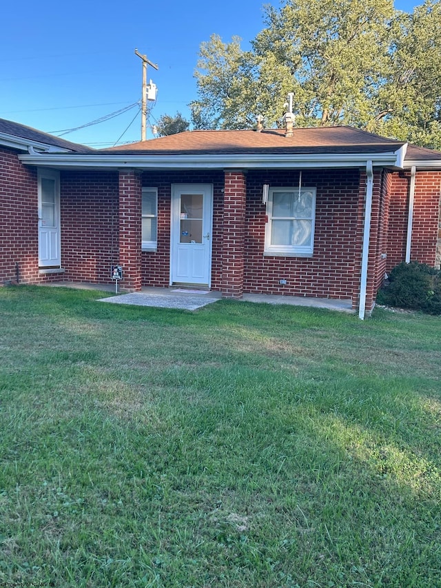 view of front of property featuring a front lawn