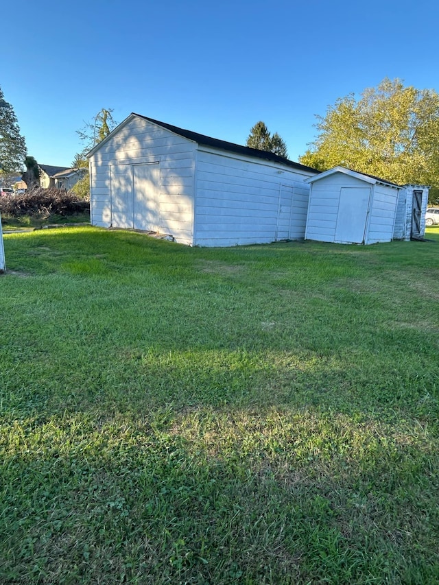 view of yard with an outbuilding