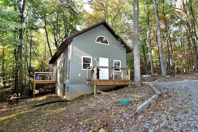 view of front of house featuring a wooden deck