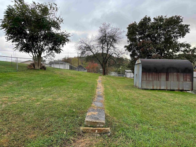 view of yard with an outbuilding