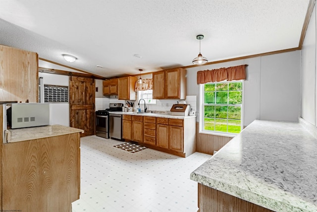 kitchen featuring a textured ceiling, vaulted ceiling, stainless steel appliances, crown molding, and decorative light fixtures