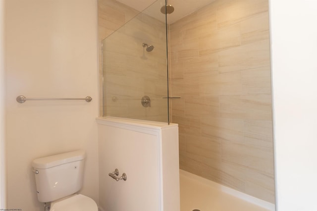 bathroom with toilet and tiled shower