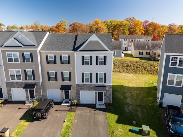 view of front of home featuring a front lawn and a garage