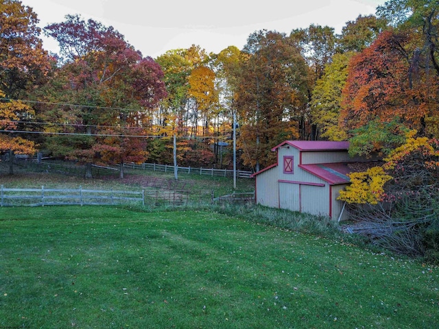 view of yard featuring a storage shed