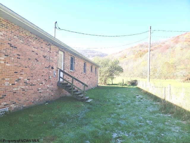 view of yard with a mountain view