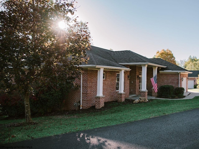 view of front of house with a lawn and a garage