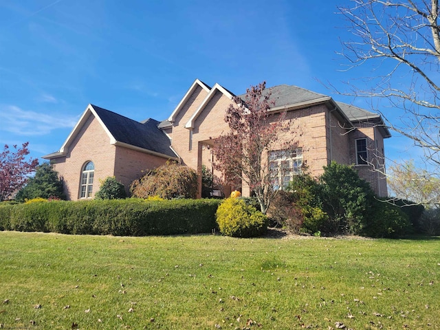 view of front of house featuring a front yard