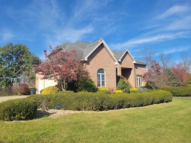 view of front of home featuring a front yard