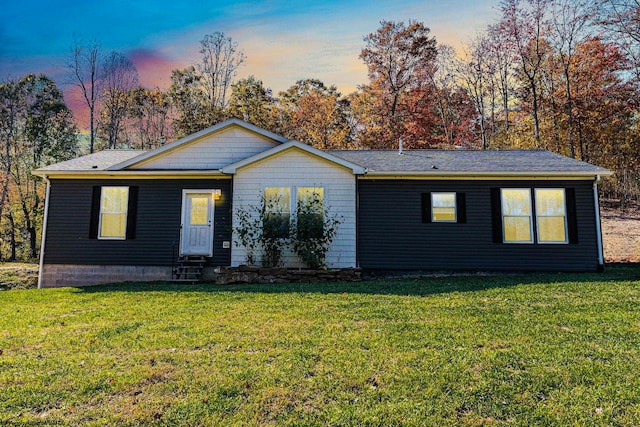 view of front of property featuring a lawn