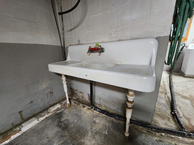 interior details with washer / dryer and concrete floors