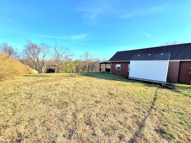 view of yard featuring an outbuilding