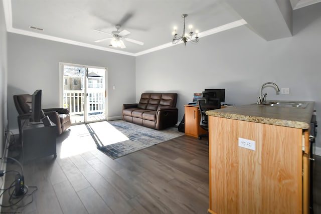 living room with sink, crown molding, dark hardwood / wood-style floors, and ceiling fan with notable chandelier