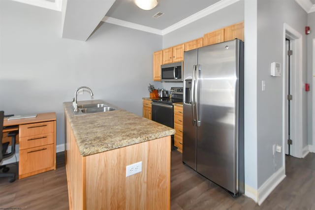 kitchen with appliances with stainless steel finishes, sink, dark wood-type flooring, crown molding, and a center island