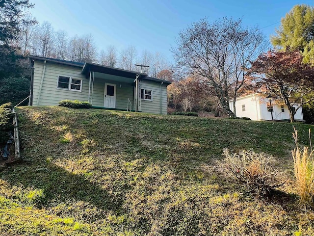 view of front of house with a front lawn