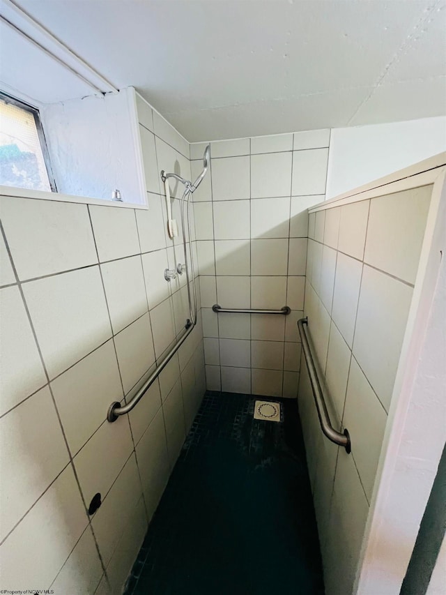 bathroom featuring a tile shower