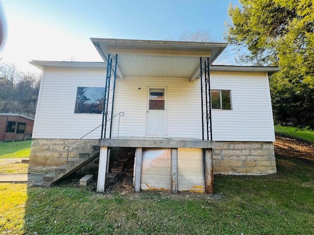 back of house featuring a lawn