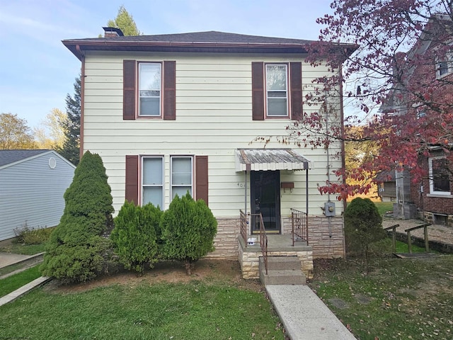 view of front of property with a front lawn