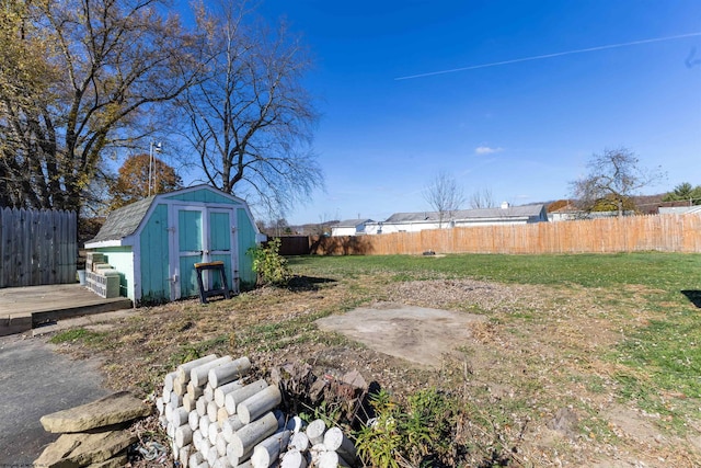 view of yard with a storage unit