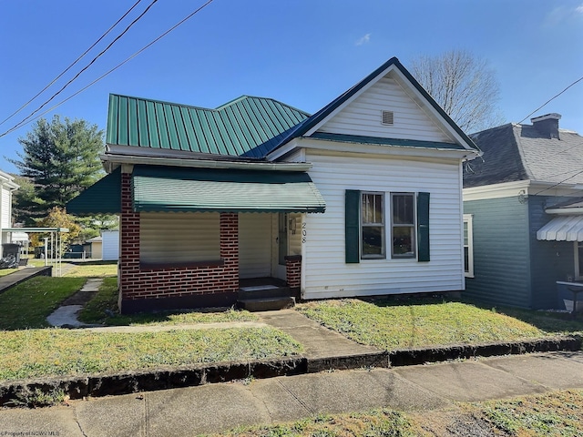 view of front of property featuring a front yard