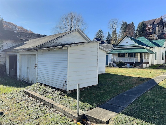 view of side of property featuring a lawn