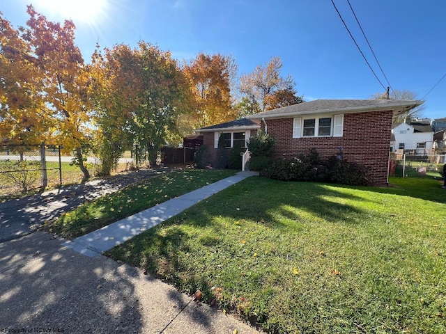 view of front of property featuring a front lawn