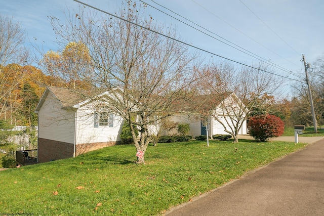 view of front of house with a front lawn