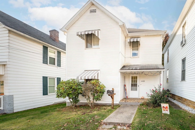 view of front property featuring a front lawn