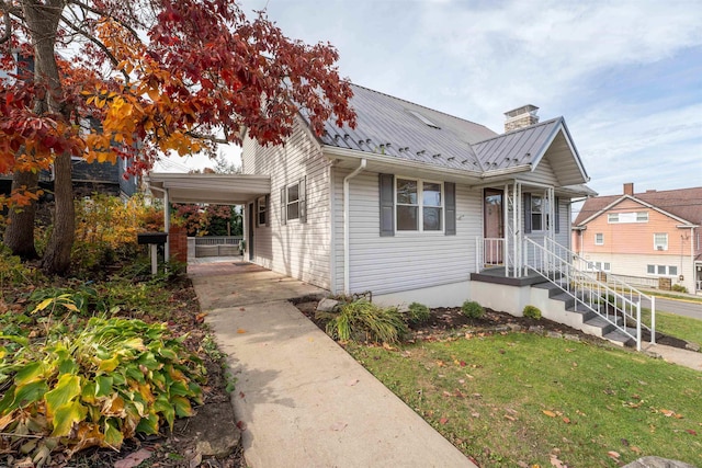 view of front of house featuring a carport and a front lawn