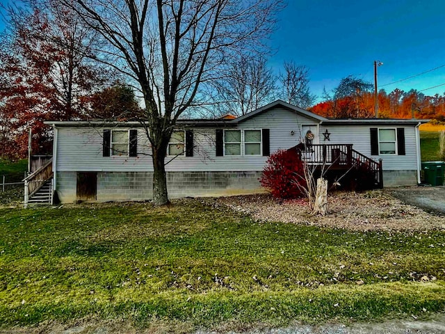 view of front of property with a front lawn