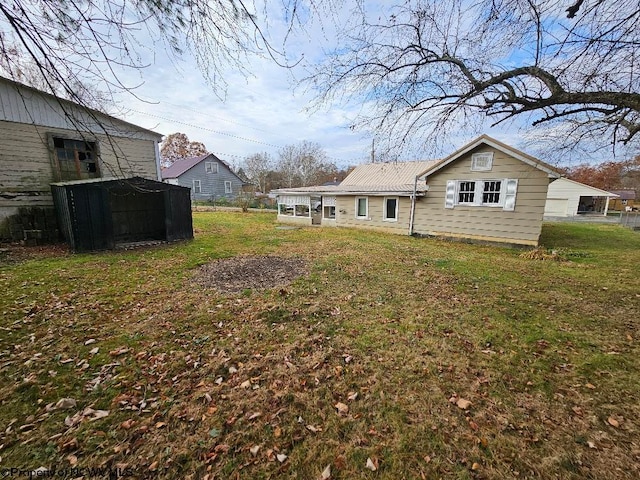 view of yard featuring a storage unit