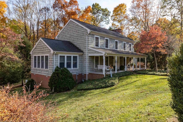 view of front of home featuring a front lawn