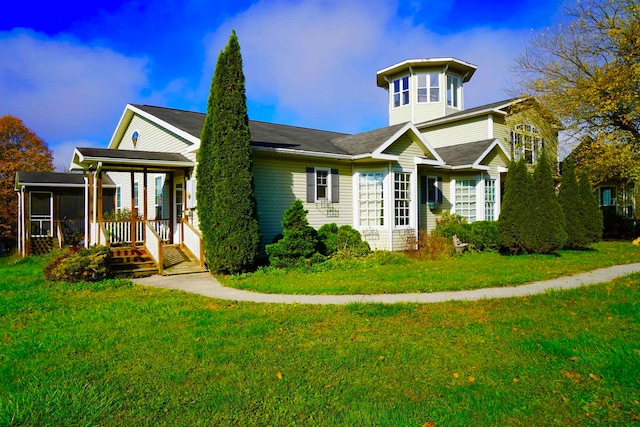 view of front facade with a front yard