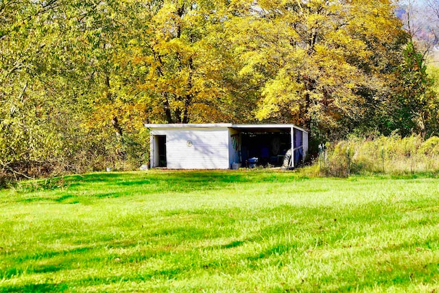 view of yard with an outbuilding