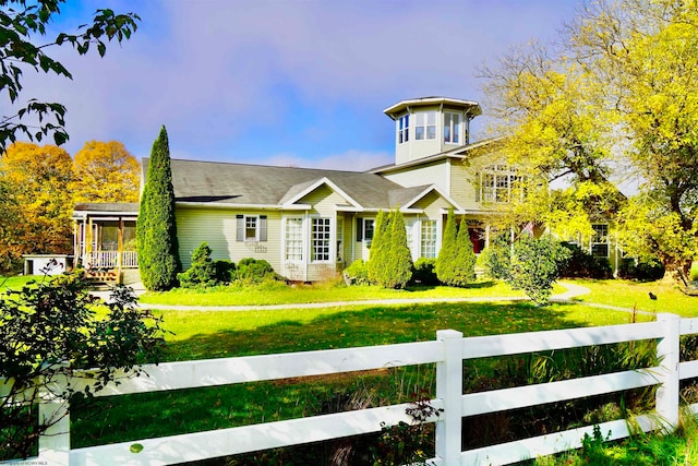 view of front of property with a front yard