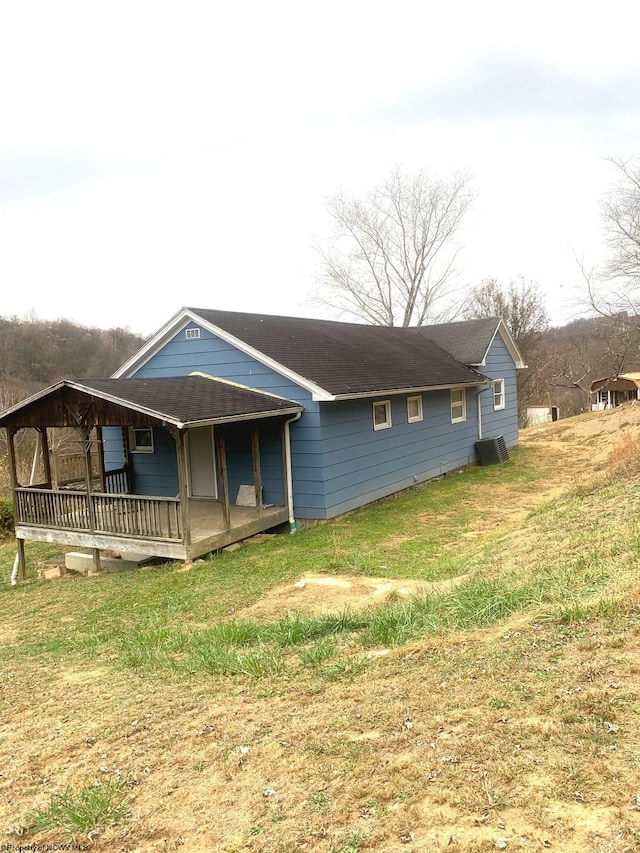 view of front facade with a front lawn