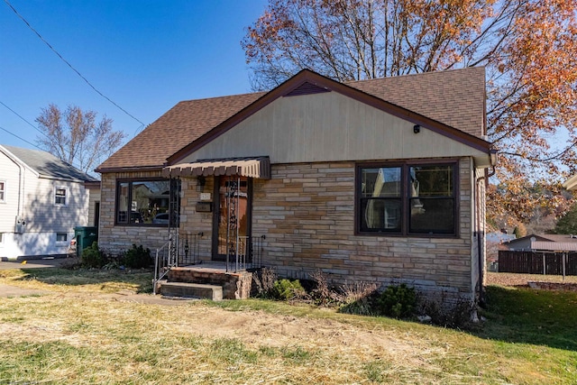 bungalow-style house featuring a front lawn