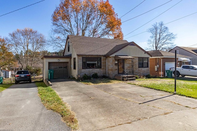 view of front of home featuring a front lawn and a garage