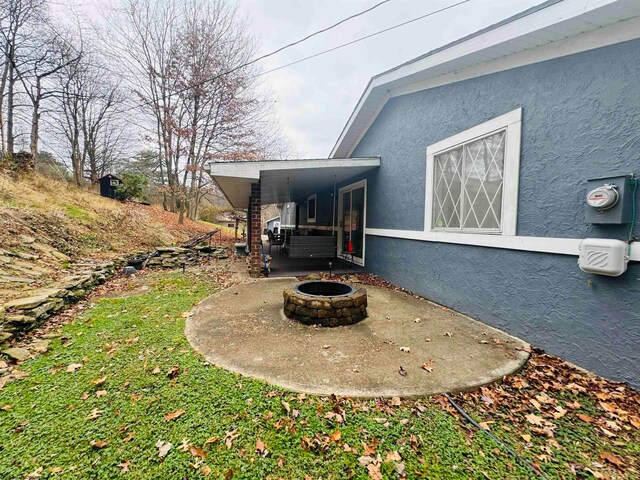 view of yard featuring a fire pit