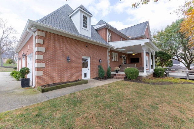 view of front facade featuring a front lawn, a porch, and a garage