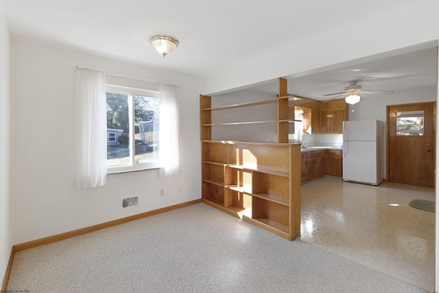 empty room featuring ceiling fan