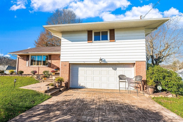 view of front of home featuring a front yard and a garage