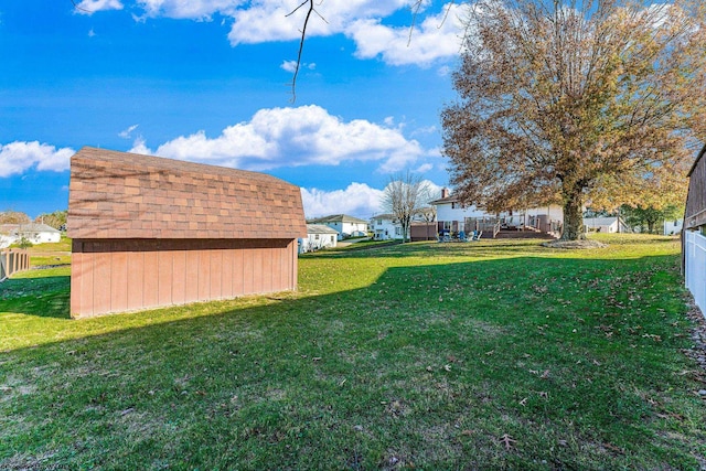 view of yard featuring a storage shed