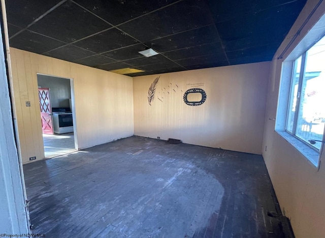 unfurnished room with dark wood-type flooring and a healthy amount of sunlight