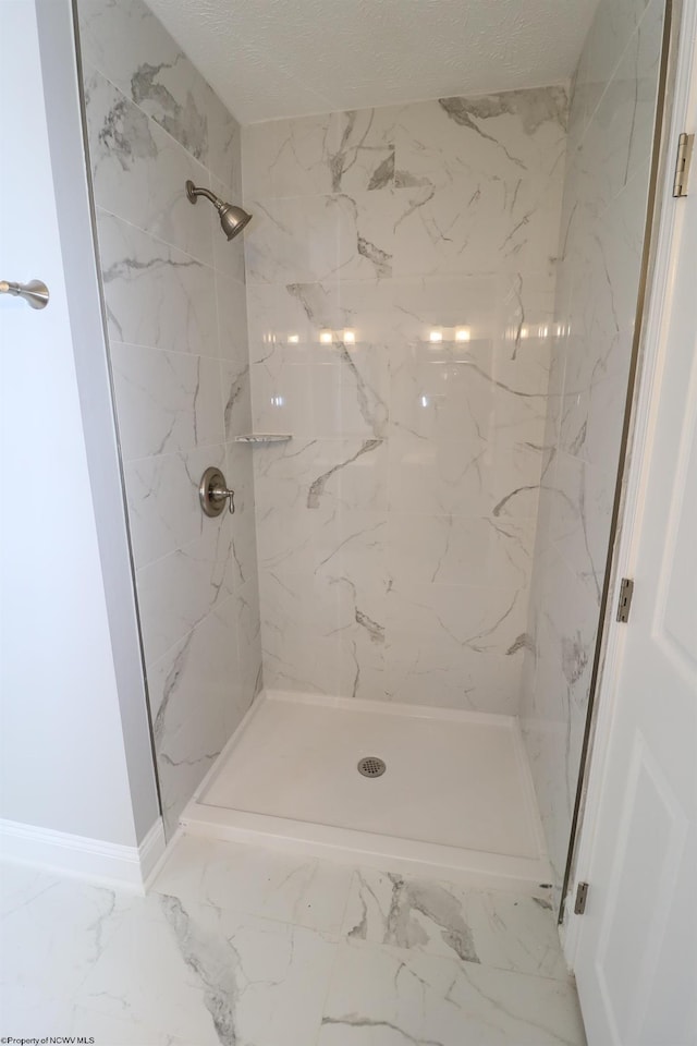 bathroom featuring tiled shower