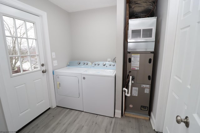 laundry room featuring light wood-type flooring and independent washer and dryer