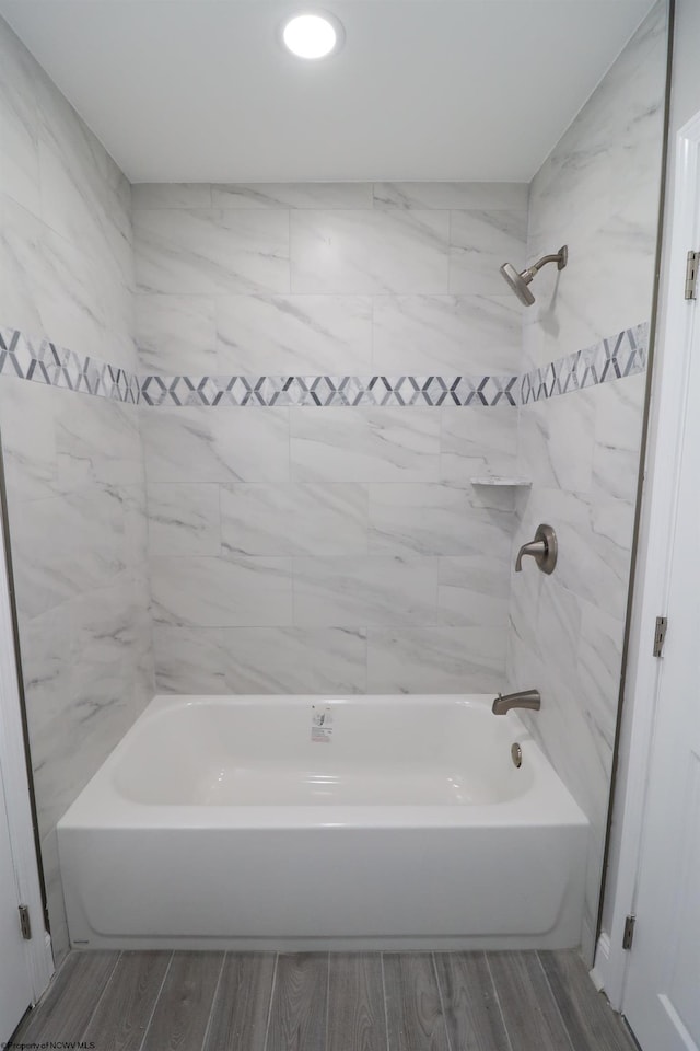 bathroom featuring tiled shower / bath