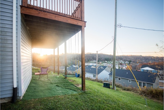 view of yard at dusk