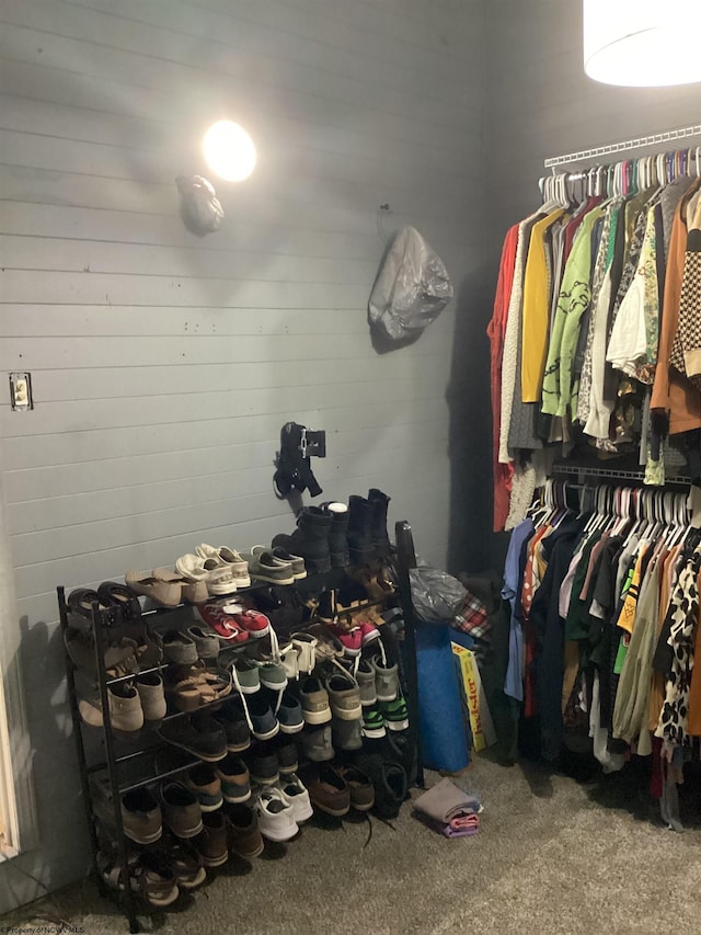 walk in closet featuring carpet flooring